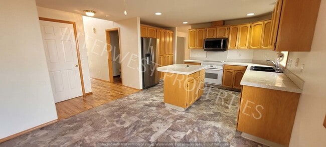 Building Photo - Spacious & Beautiful 4 bd 2.5 ba, 2 Story Battle Ground Home w/ A/C, Fireplace & so much More!