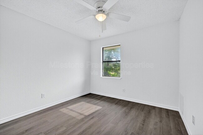 Building Photo - 701 E Morton St