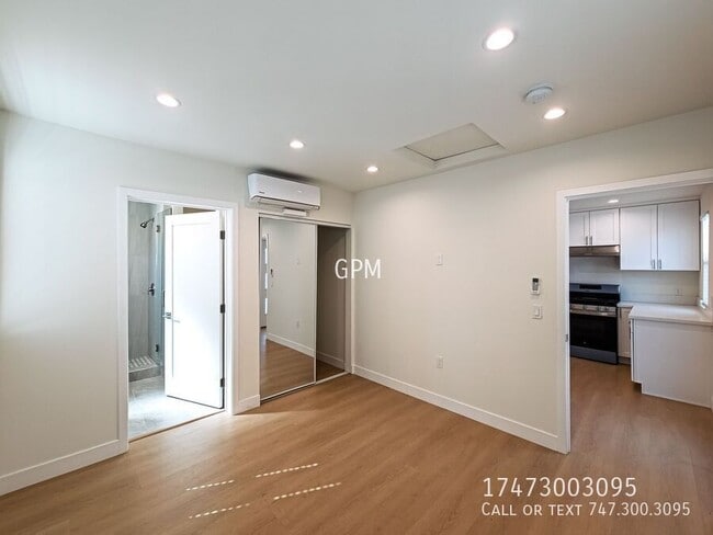 Building Photo - 11022 1/2 Penrose St-