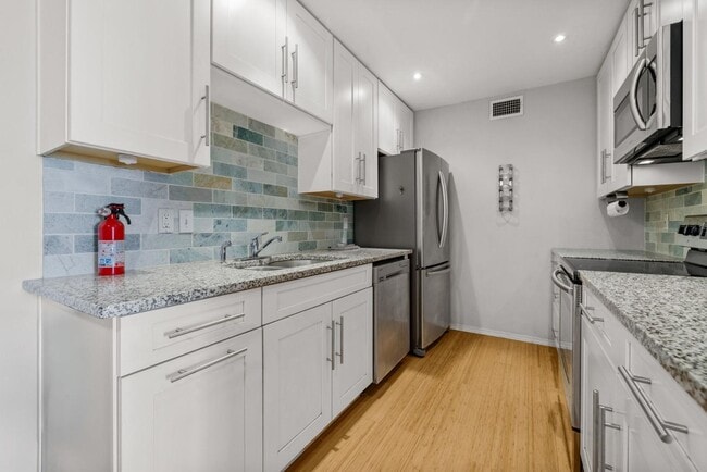 Building Photo - 505 W 7th St