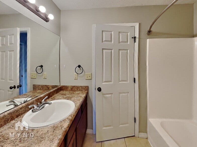 Building Photo - 664 S Mahn Ave