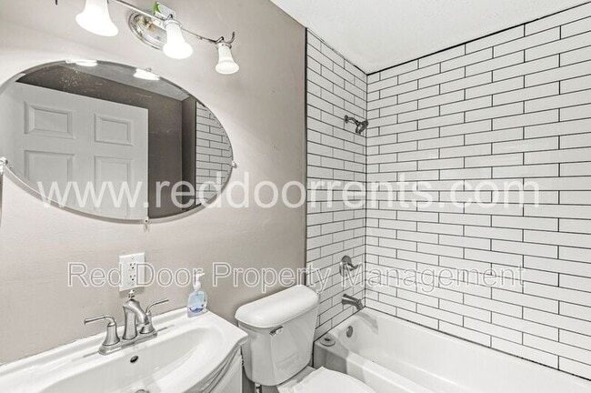 Building Photo - 2037 Bellefontaine St