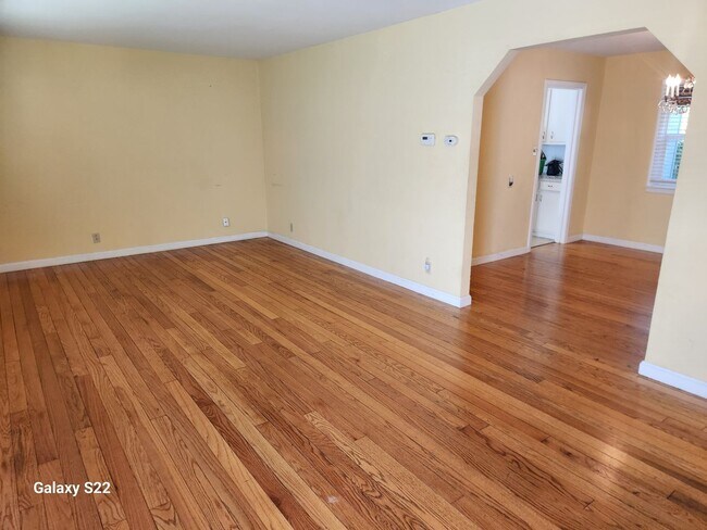 Building Photo - Beautiful 2 bedroom/1 bathroom home with a...