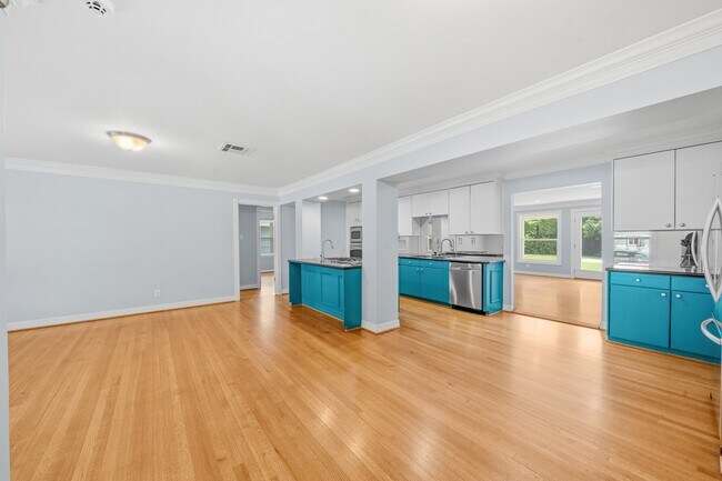 Building Photo - 6031 Moonmist Dr