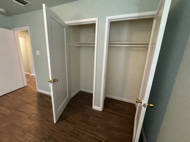 Building Photo - Nicely Remodeled Southside San Antonio Hom...