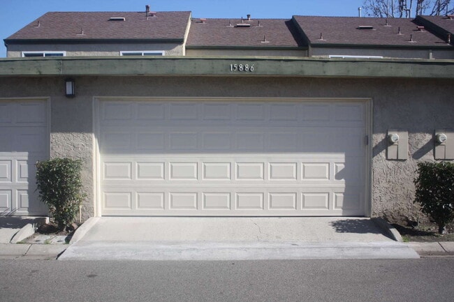 Building Photo - MOVE-IN READY - SPACIOUS 2-BEDROOM TOWNHOM...