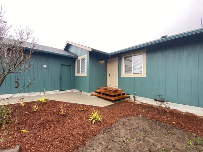 Building Photo - 3 Bedroom House For Rent In Hood River