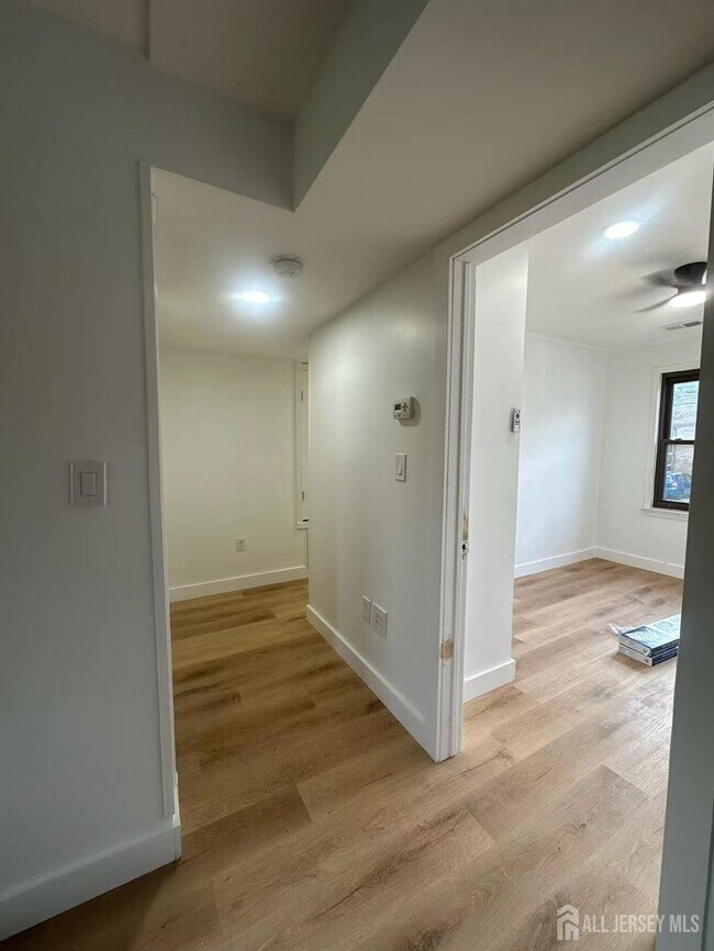 Building Photo - 405 N Oaks Blvd