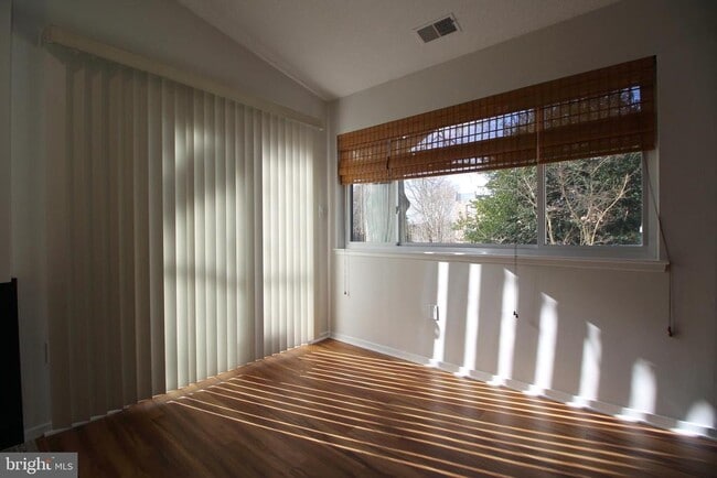 Building Photo - 1956 Villaridge Dr