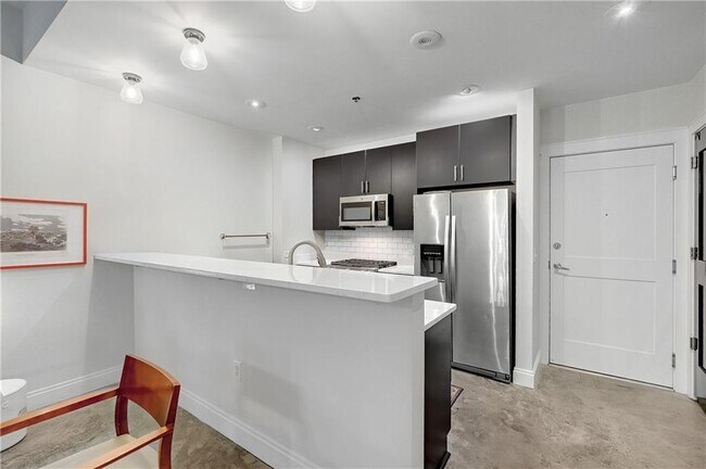 Building Photo - 905 Juniper St NE