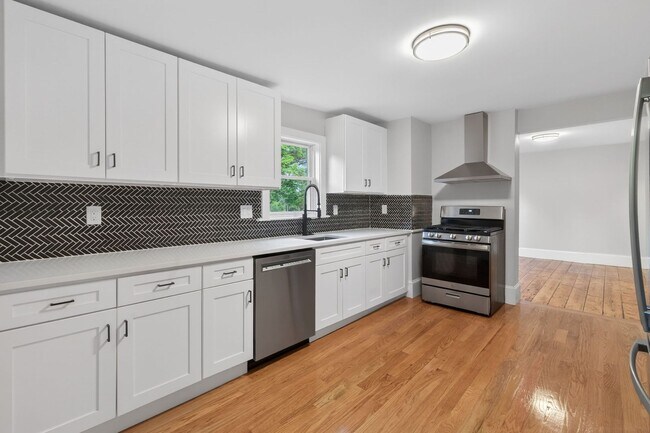 Building Photo - Amazing 3 bed 1.5 bath in Somerville.....