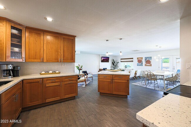 Building Photo - 421 Lila Cir