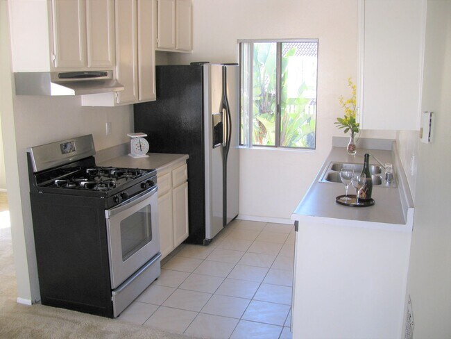 Building Photo - Spacious Upstairs Unit in Convenient Location!