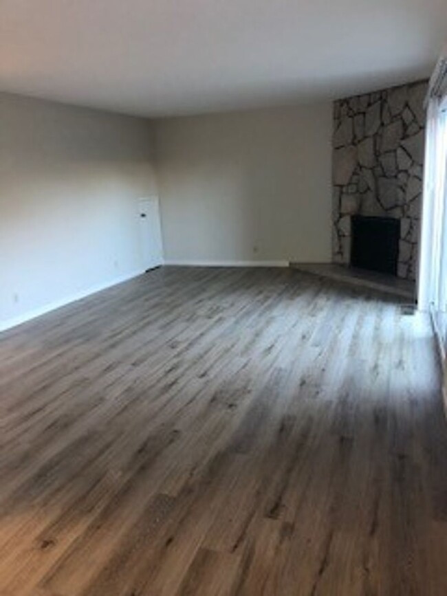 Building Photo - Remodeled 3 Bed 2.5 Bath Townhouse Sunnyvale