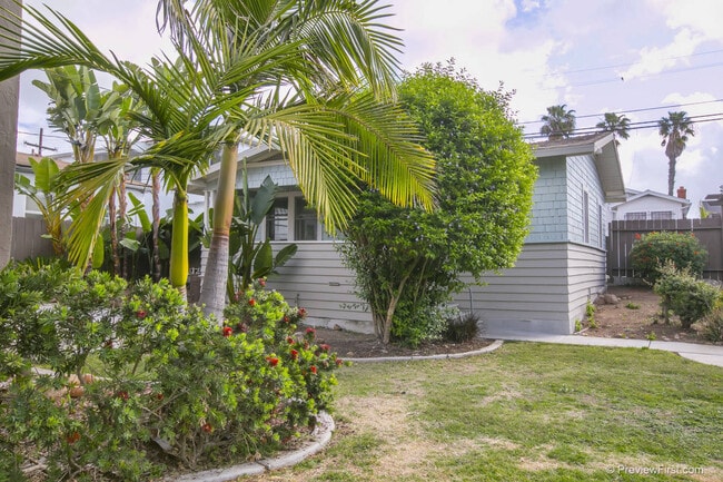 Building Photo - Adorable 2 Bedroom Cottage with Fenced yard, Washer+Dryer, Dishwasher, Reserved Parking!