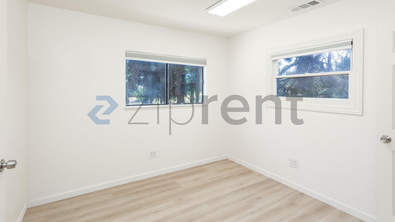 Building Photo - Unit 4