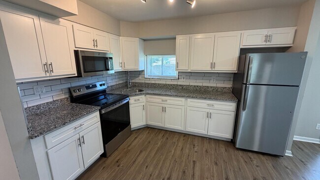 Building Photo - 1118 Soria St
