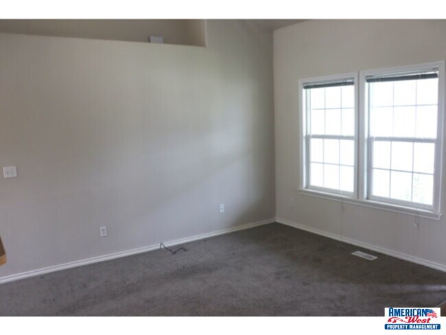 Building Photo - Clean 3 bedroom 2 bath 2 car garage with b...