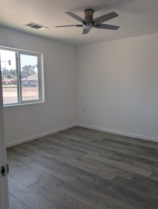 Building Photo - 627 N Rinaldi St