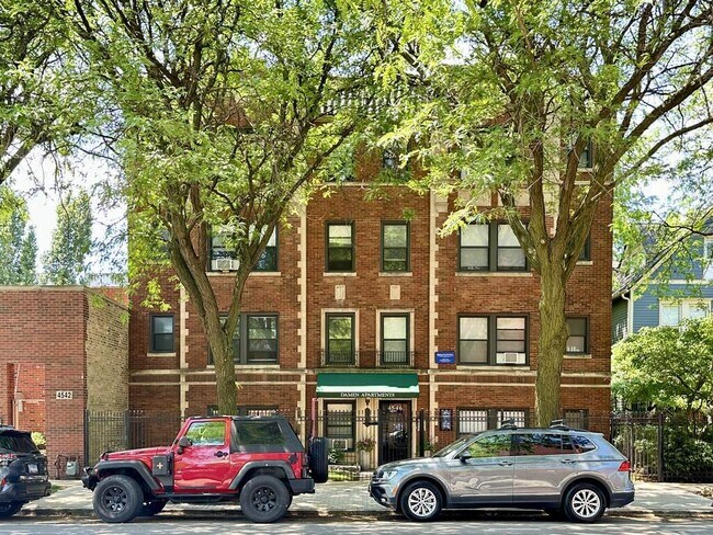 Building Photo - 4551 N Damen Ave
