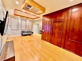 Building Photo - 57 Broadlawn Park