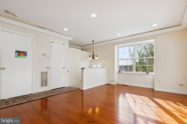 Building Photo - Amazing Opportunity to RENT This beautiful updated 3 levels TH. 3 beds and 3 .5 baths.