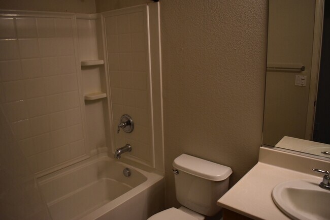 Building Photo - 570 Barclay Way