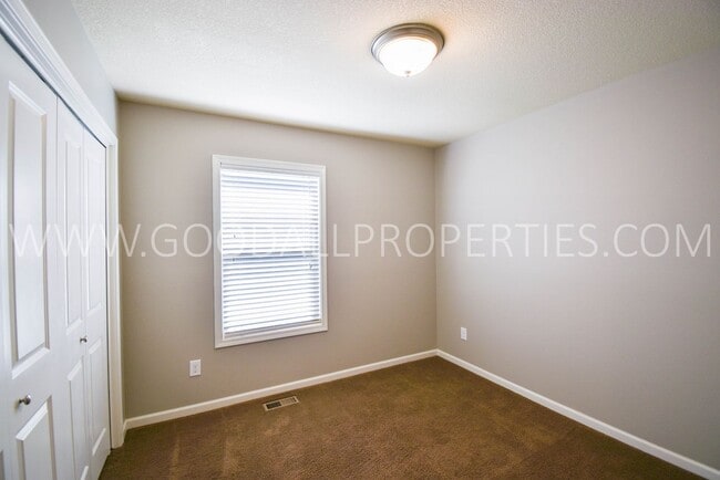 Building Photo - 4 Bedroom Detached Townhome in Waukee with Finished Basement