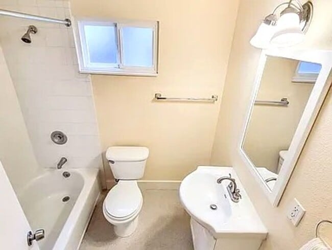 Building Photo - Adorable 2bed/1bath Auburn Home on Main St.
