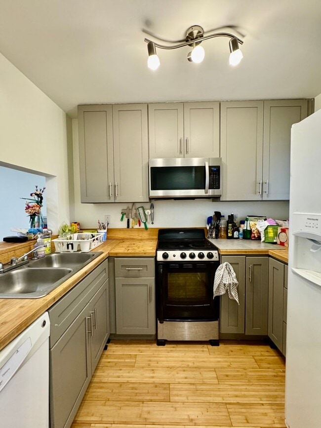 Building Photo - Mill Creek Townhome