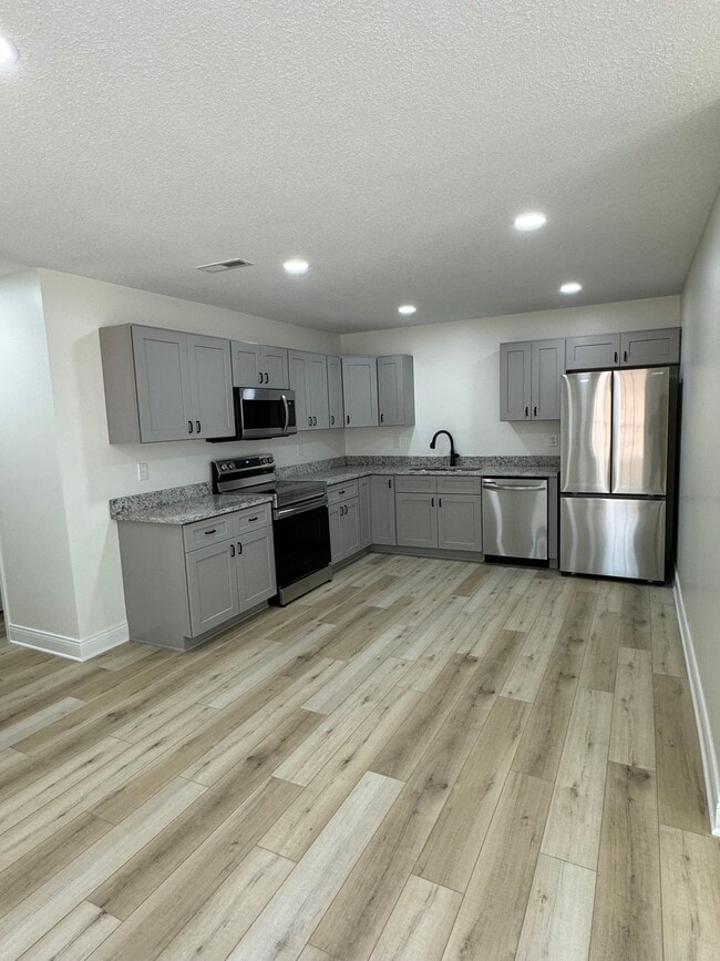 Building Photo - 857 Elmdale Rd