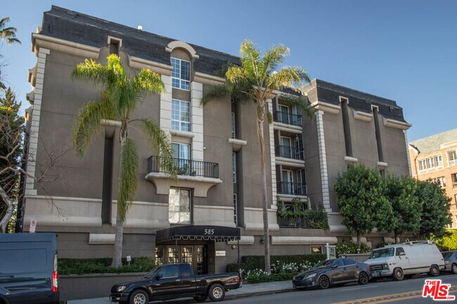 Building Photo - 585 N Rossmore Ave