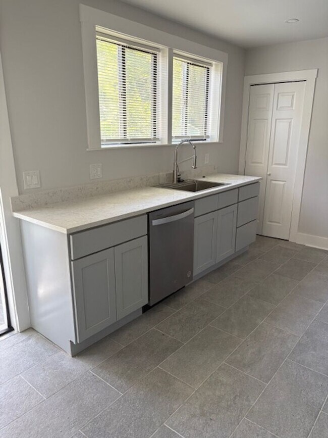 Building Photo - 8-8 Forest St