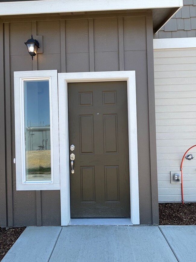 Building Photo - Newer 2-bedroom Townhome