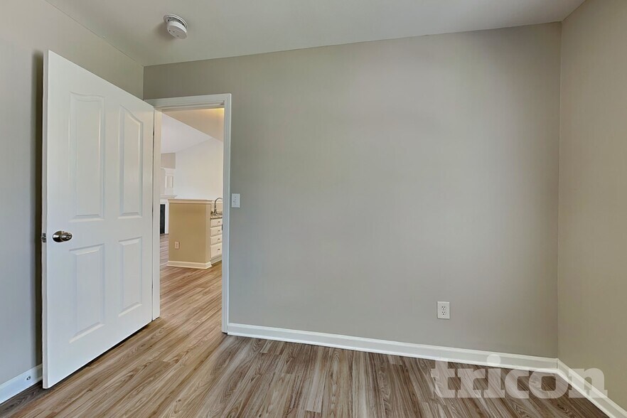 Building Photo - 10207 Green Hedge Ave