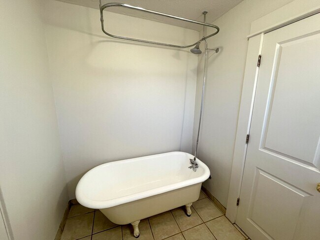 Building Photo - Charming 1920s Bungalow in Montavilla, Washer and Dryer Included!