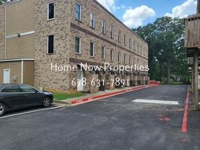 Building Photo - Renovated Townhome w/ Hardwood Floors + Updated Kitchen!