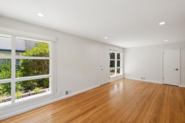 Building Photo - 815 Roble Ave