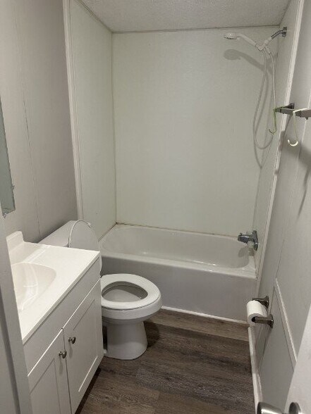 Building Photo - 1221 N Valrico Rd