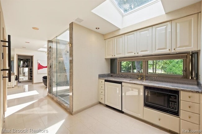 Building Photo - 3333 W Shore Dr