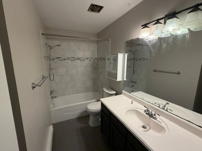Building Photo - Mid Town 4 Bedroom!