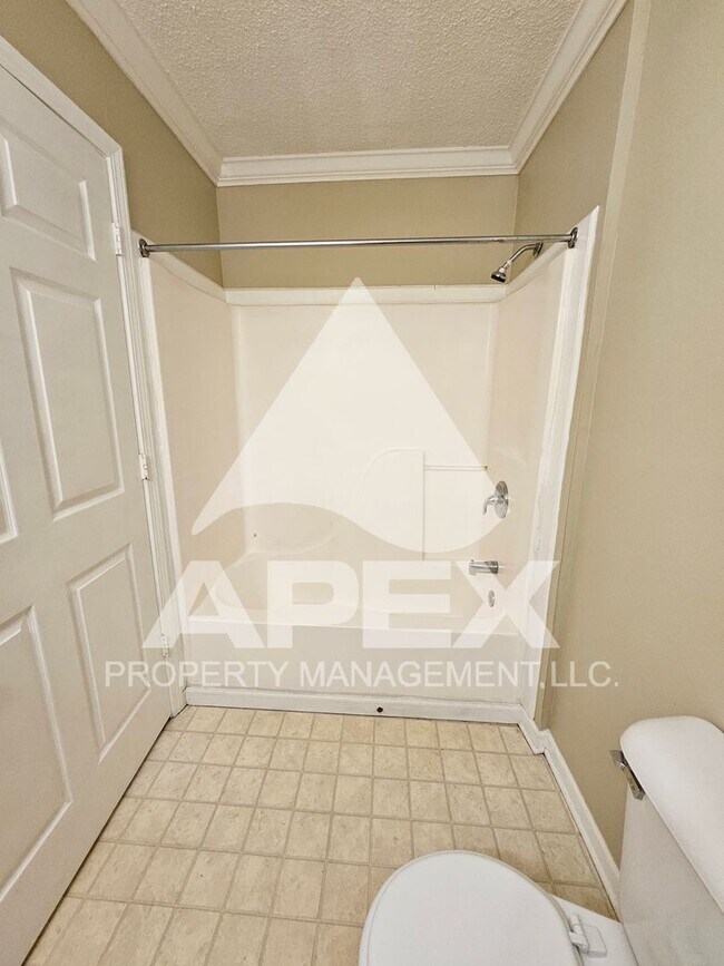 Building Photo - MOVE-IN SPECIAL!! NO RENT UNTIL APRIL! - 3 Bd | 2 Ba Top Floor Condo in West Knoxville!