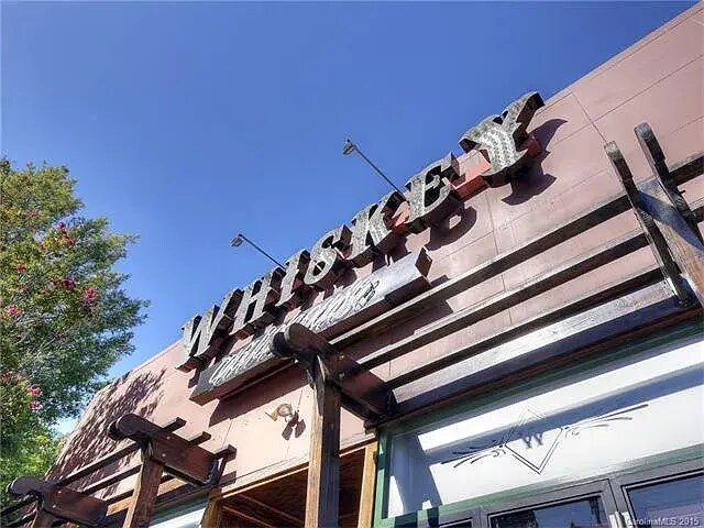 Building Photo - 1215 Green Oaks Ln