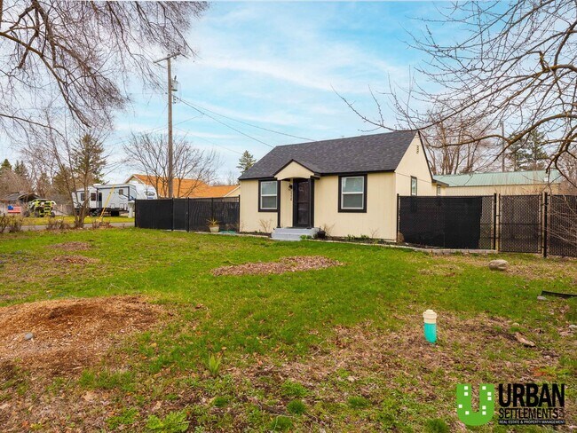 Building Photo - Hard-to-Find 2 Bed Home with HUGE Fenced Yard