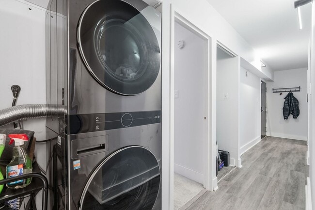 Building Photo - Beautifully Renovated 2-Bedroom Condo in the Heart of Reston!