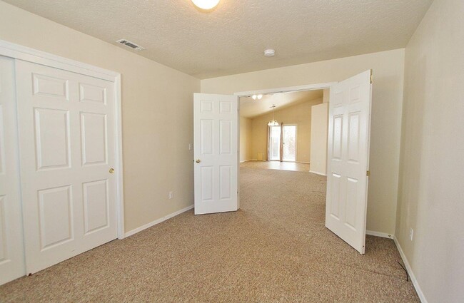 Building Photo - Immaculate Single-Level Home