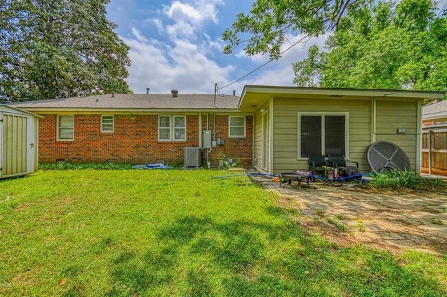 Building Photo - 1205 Westlawn Dr