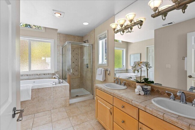 Building Photo - 5Bd/3.5Ba Shoreline House