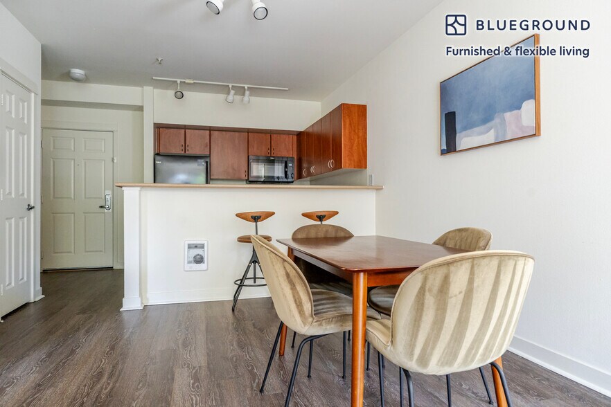 Building Photo - 11000 NE 10th St