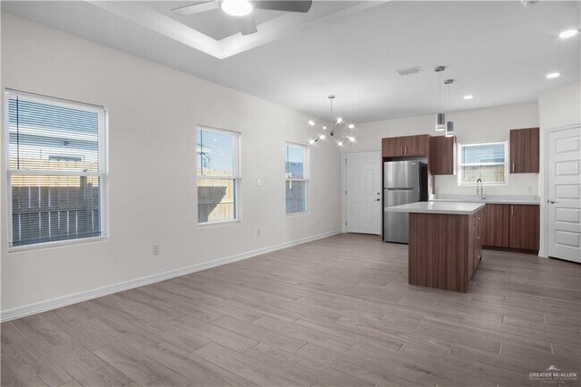 Building Photo - 24 N Onyx Ave